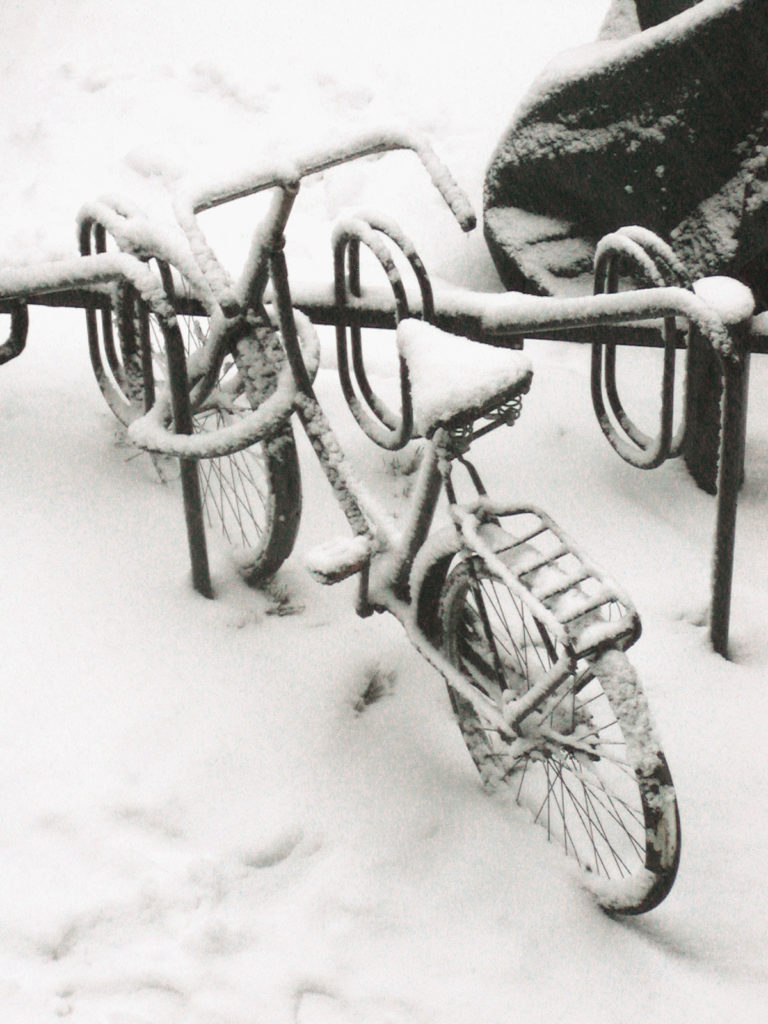 Fahrrad im Schnee in Hamburg