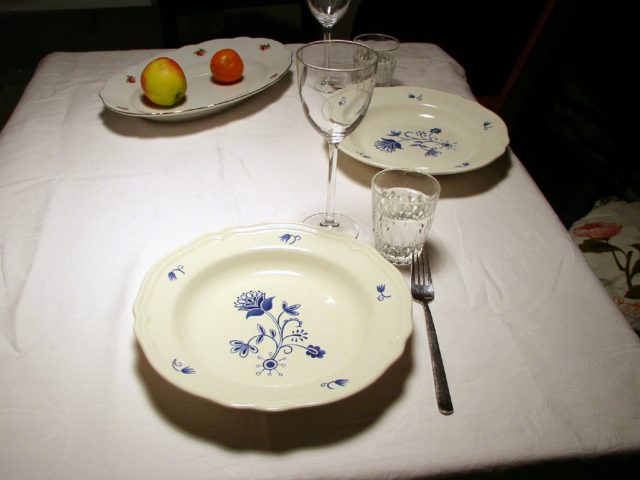 Ein Tisch mit Tellern