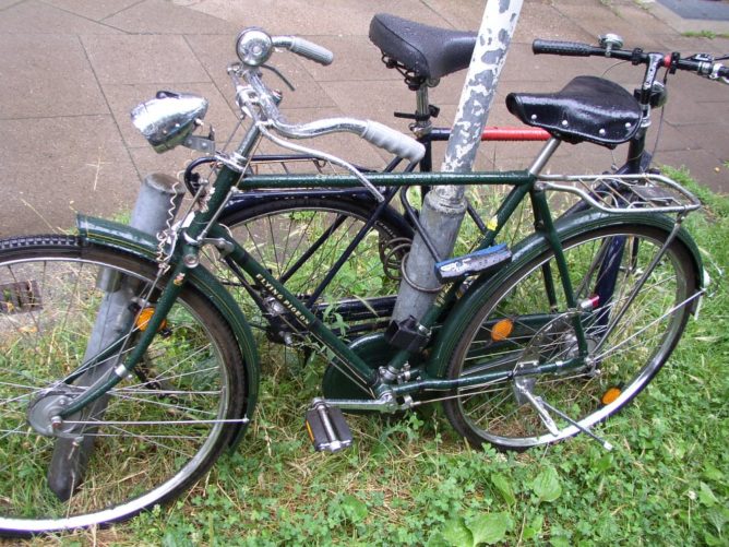 zwei Fahrrädera