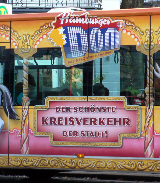 Der schönste Kreisverkehr in Hamburg Werbung für den DOM